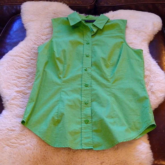 Set of two button-up shirts sleeveless. - Picture 6 of 9